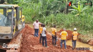 GOVERNADOR PROVINCIAL DO ZAIRE VISITA OBRAS DE RECUPERAÇÃO DA PASSAGEM HIDRÁULICA SOBRE O RIO LUSUALALA