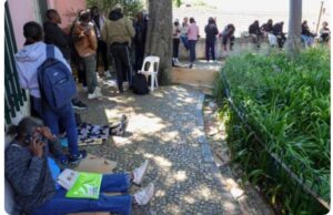 IMIGRANTES EM PORTUGAL ESPERAM DIAS E DORMEM NA RUA PARA VALIDAR DOCUMENTOS