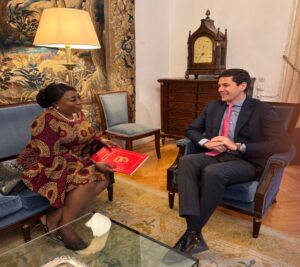 EMBAIXADORA EXTRAORDINÁRIA E PLENIPOTENCIÁRIA DE ANGOLA NO REINO DE ESPANHA ENTREGA CARTAS FIGURADAS
