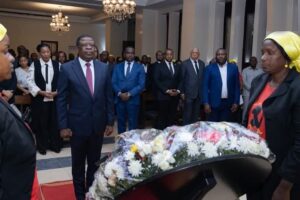 SECRETÁRIO-GERAL DO MPLA RENDE HOMENAGEM À BELÉN GONZÁLEZ CUAYO