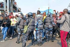 MANIFESTAÇÃO EM ANGOLA: POLÍCIA ANGOLANA VOLTA A IMPEDIR MARCHA CONTRA PREÇO DOS COMBUSTÍVEIS