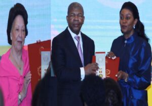 CHEFE DE ESTADO CONDECORA AGOSTINHO NETO E JOSÉ EDUARDO DOS SANTOS  COM MEDALHA DA PALMA MILITAR