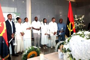 JOSÉ EDUARDO DOS SANTOS HOMENAGEADO POR FAMILIARES, AMIGOS E ANTIGOS MEMBROS DO SEU GOVERNO