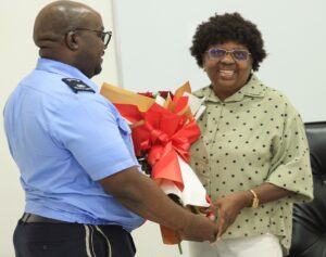 DIRECTOR DO GCII-MININT HOMENAGEIAM DIRECTORA CESSANTE, COMISSÁRIO ENGRÁCIA COSTA QUE UNIU A IMPRENSA PÚBLICA E PRIVADA
