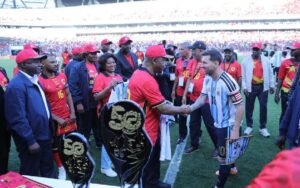 LIONEL MESSI PISA PELA PRIMEIRA VEZ NO ESTÁDIO 11 DE NOVEMBRO EM ANGOLA