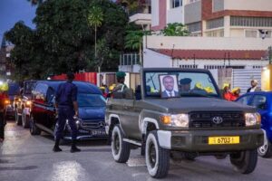 CARRO FÚNEBRE COM RESTOS MOTAIS DE FERNANDO DA PIEDADE DIAS DOS SANTOS “NANDÓ”