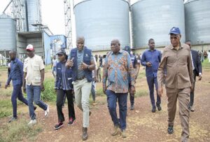 NO ZAIRE: MINISTÉRIO DA INDÚSTRIA E COMÉRCIO REABILITA FAZENDA DIADIA