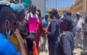 CANDIDATOS NÃO ADMITIDOS COM POSITIVAS PROTESTAM NA NOVA SEDE DO MINISTÉRIO DA SAÚDE EM LUANDA