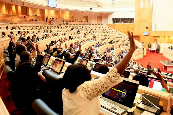 PARLAMENTO APROVA NOVA PROPOSTA QUE CRIMINALIZA ASSÉDIO DIGITAL E UNIÕES FORÇADAS