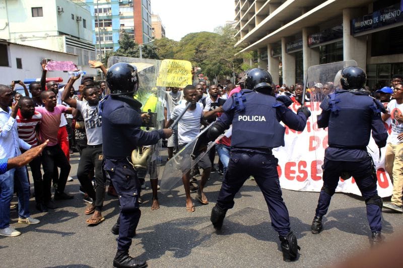 DEMOCRACIA ENCENADA: REGIME ANGOLANO É AUTORITÁRIO